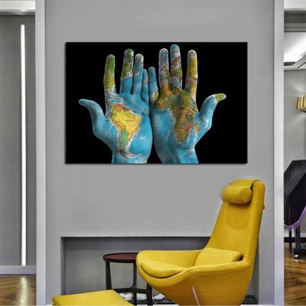 Cuadro Mano con Mapa del Mundo