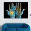 Cuadro Mano con Mapa del Mundo